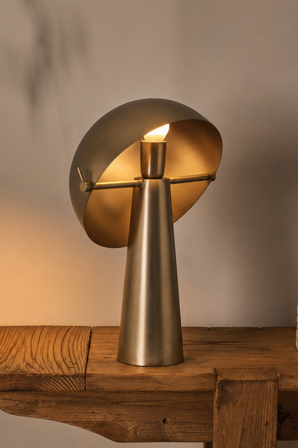 Virex Crest Lamp